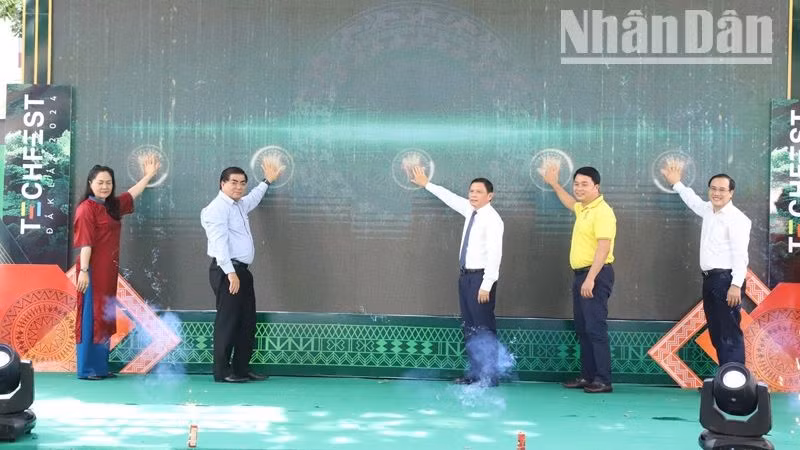 Lãnh đạo Ủy ban nhân dân tỉnh Đắk Lắk và các sở, ngành ấn nút khai mạc Ngày hội khởi nghiệp đổi mới sáng tạo tỉnh Đắk Lắk 2024.