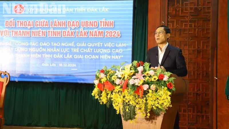 Phó Giám đốc Sở Lao động-Thương binh và Xã hội Nguyễn Quang Thuân trả lời câu hỏi của các thanh niên tại buổi đối thoại.