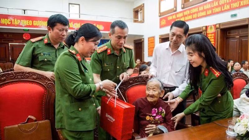 Lãnh đạo Cục Cảnh sát quản lý hành chính về trật tự xã hội và Công an tỉnh Đắk Lắk, các sở, ngành của tỉnh thăm hỏi, động viên các mẹ liệt sĩ. Lãnh đạo Cục Cảnh sát quản lý hành chính về trật tự xã hội và Công an tỉnh Đắk Lắk, các sở, ngành của tỉnh thăm hỏi, động viên các mẹ liệt sĩ.