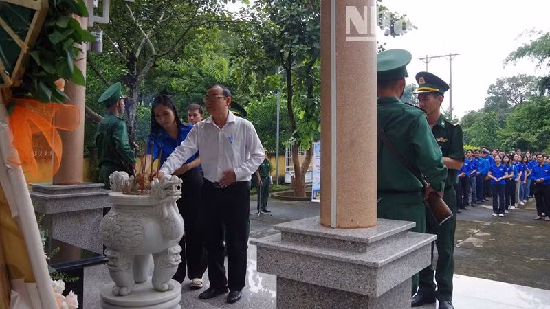 Cán bộ, giáo viên làm công tác Đoàn dâng hương tại Nhà bia ghi danh các anh hùng, liệt sĩ Đồn Biên phòng Sêrêpốk. Cán bộ, giáo viên làm công tác Đoàn dâng hương tại Nhà bia ghi danh các anh hùng, liệt sĩ Đồn Biên phòng Sêrêpốk.