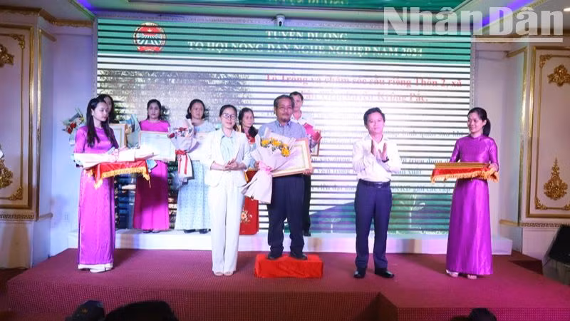Lãnh đạo Hội Nông dân tỉnh Đắk Lắk trao giấy chứng nhận tuyên dương các tổ, chi hội nông dân nghề nghiệp xuất sắc. Lãnh đạo Hội Nông dân tỉnh Đắk Lắk trao giấy chứng nhận tuyên dương các tổ, chi hội nông dân nghề nghiệp xuất sắc.