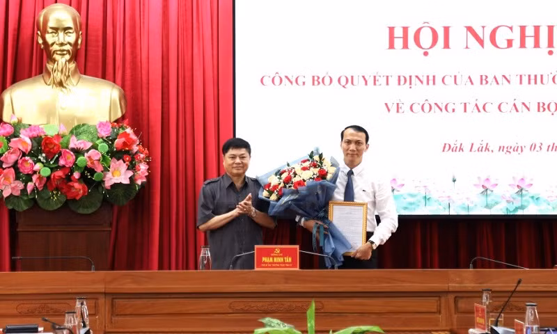 Phó Bí thư Thường trực Tỉnh ủy Đắk Lắk Phạm Minh Tấn trao quyết định của Ban Thường vụ Tỉnh ủy về phân công, điều động và bổ nhiệm đồng chí Nguyễn Đình Viên, Tỉnh ủy viên, Bí thư Huyện ủy, Chủ tịch Hội đồng nhân dân huyện Cư M’gar giữ chức vụ Chánh Văn phòng Tỉnh ủy Đắk Lắk.