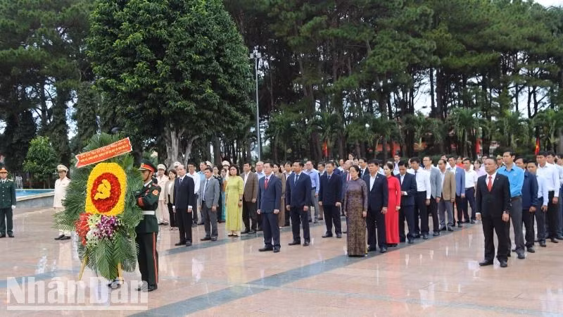 Các đại biểu dâng hoa tưởng nhớ anh linh các anh hùng liệt sĩ tại Nghĩa trang Liệt sĩ tỉnh Đắk Lắk.