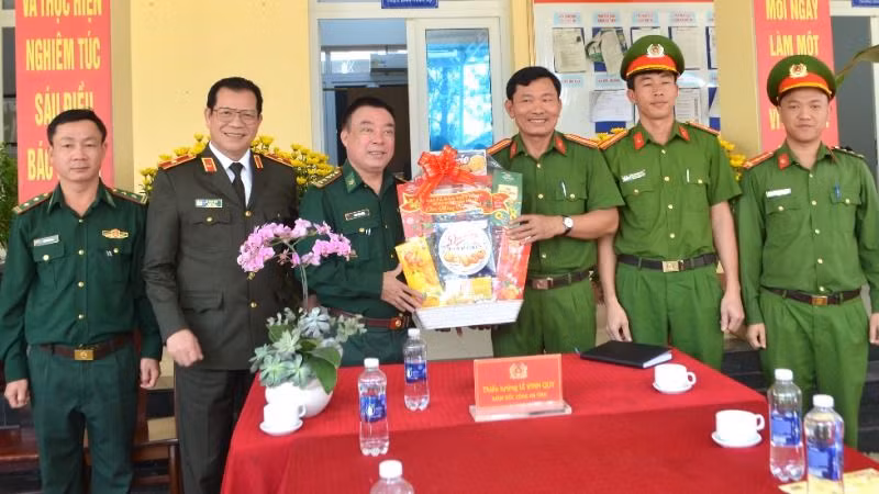 Đại tá Đào Viết Hùng, Chỉ huy trưởng Bộ đội Biên phòng tỉnh Đắk Lắk tặng quà cán bộ, chiến sĩ Công an xã Krông Na, huyện Buôn Đôn. Đại tá Đào Viết Hùng, Chỉ huy trưởng Bộ đội Biên phòng tỉnh Đắk Lắk tặng quà cán bộ, chiến sĩ Công an xã Krông Na, huyện Buôn Đôn.