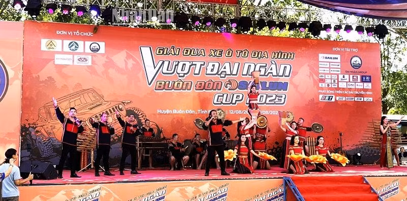 Văn nghệ chào mừng Lễ khai mạc Giải đua xe ô-tô địa hình “Thử thách vượt đại ngàn Buôn Đôn - SaiLun Cup 2023”. 