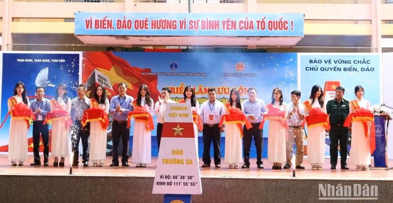 Các đại biểu cắt băng khai mạc triển lãm.