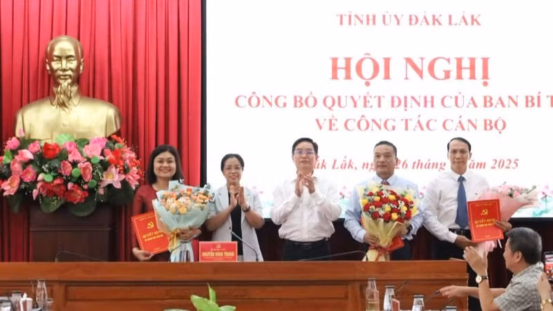 Bí thư Tỉnh ủy Đắk Lắk Nguyễn Đình Trung và Phó Bí thư Thường trực Tỉnh ủy, Chủ tịch Hội đồng nhân dân tỉnh Huỳnh Thị Chiến Hòa trao quyết định và tặng hoa chúc mừng ba đồng chí được Ban Bí thư tham gia Ban Thường vụ Tỉnh ủy Đắk Lắk nhiệm kỳ 2020-2025. (Ảnh: Minh Huệ)