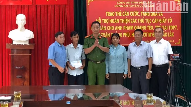 Lãnh đạo Công an huyện, Phòng tư pháp Cư M'gar và Ủy ban nhân dân thị trấn Quảng Phú chúc mừng gia đình anh Phạm Quang Tèo. Lãnh đạo Công an huyện, Phòng tư pháp Cư M'gar và Ủy ban nhân dân thị trấn Quảng Phú chúc mừng gia đình anh Phạm Quang Tèo.