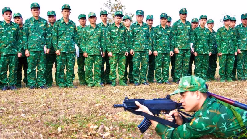 Cán bộ tập huấn huấn luyện các động tác cơ bản súng tiểu liên 7,62mm STV215.