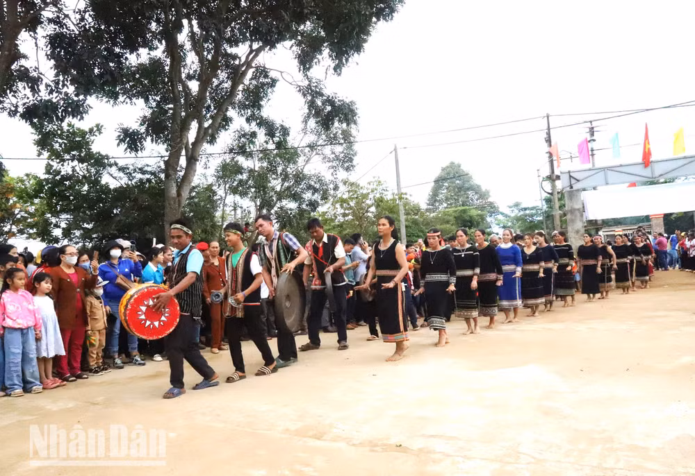 Đội chiêng và múa tiến vào khu vực làm lễ.