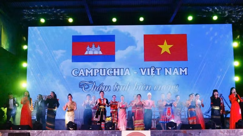 Tiết mục "Bài ca hữu nghị Việt Nam-Campuchia" do Đoàn ca múa dân tộc Đắk Lắk thể hiện.