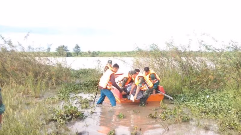 Đến khoảng 16 giờ 30 phút đến 17 giờ cùng ngày, lực lượng chức năng và người dân lần lượt tìm thấy thi thể người bà Hường và ông Minh dưới hồ nước rồi đưa lên bờ bàn giao cho người thân đưa về nhà mai táng.