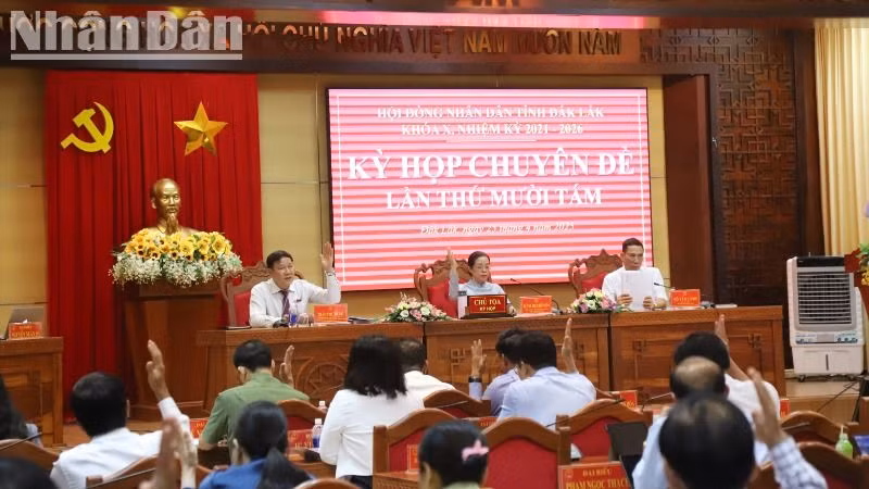 Các đại biểu Hội đồng nhân dân tỉnh Đắk Lắk biểu quyết thông qua các nghị quyết của kỳ họp.
