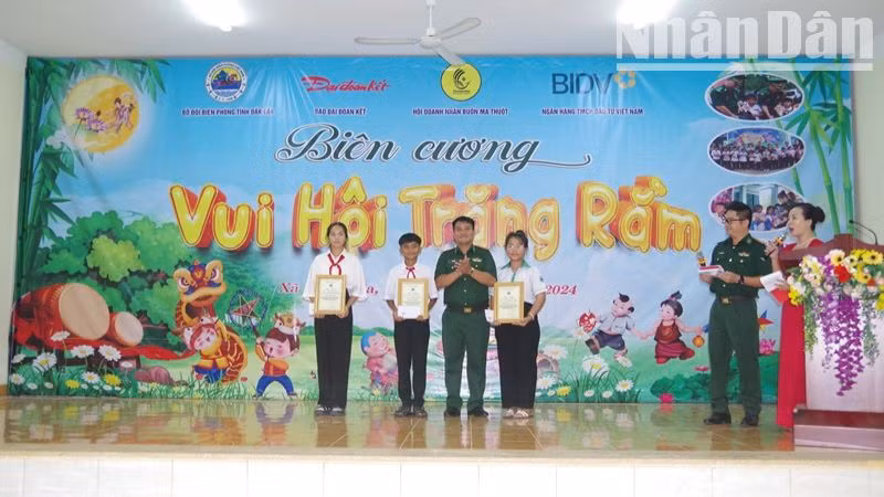 Đại tá Rơ Lan Ngân, Phó Chính ủy Bộ đội Biên phòng tỉnh Đắk Lắk trao học bổng cho các cháu học sinh có thành tích xuất sắc trong học tập trên địa bàn xã biên giới Krông Na.