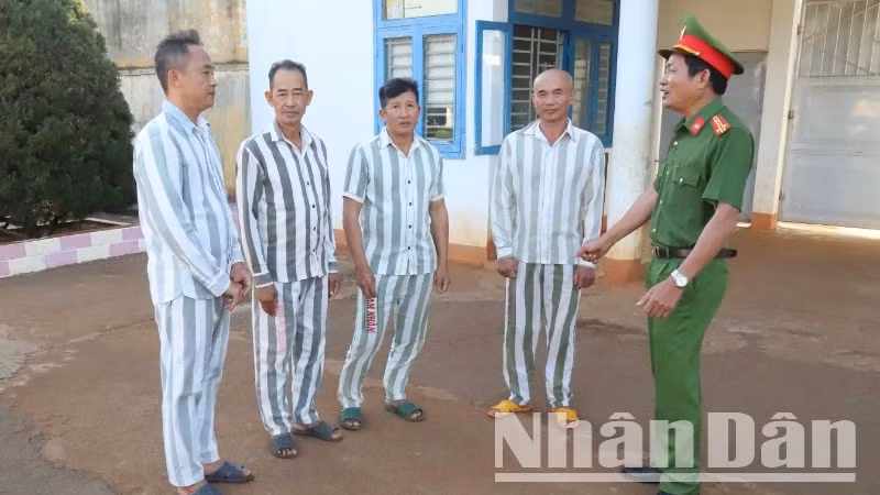 Đại tá Lê Trọng Ngà, Phó Giám thị Trại giam Đắk Trung thăm hỏi, động viên các phạm nhân.