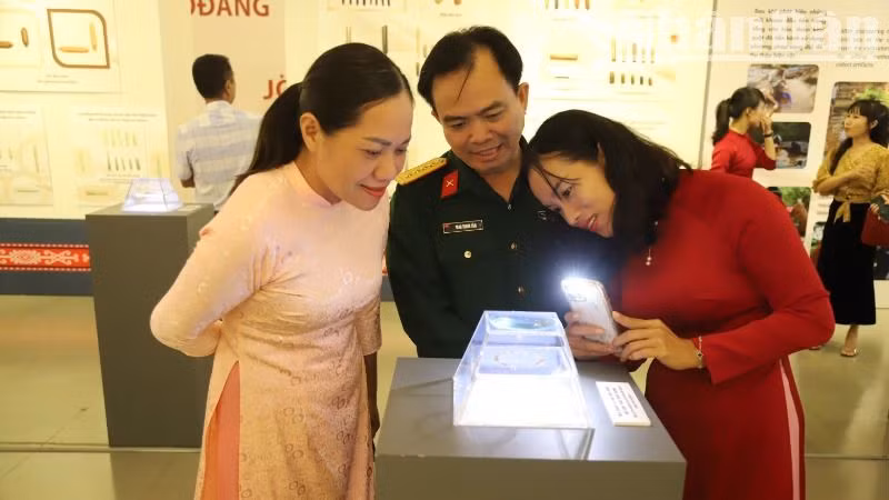 Các đại biểu thăm quan “Bộ Sưu tập mũi khoan đá Thác Hai” - Bảo vật quốc gia đầu tiên của tỉnh Đắk Lắk. Các đại biểu thăm quan “Bộ Sưu tập mũi khoan đá Thác Hai” - Bảo vật quốc gia đầu tiên của tỉnh Đắk Lắk.