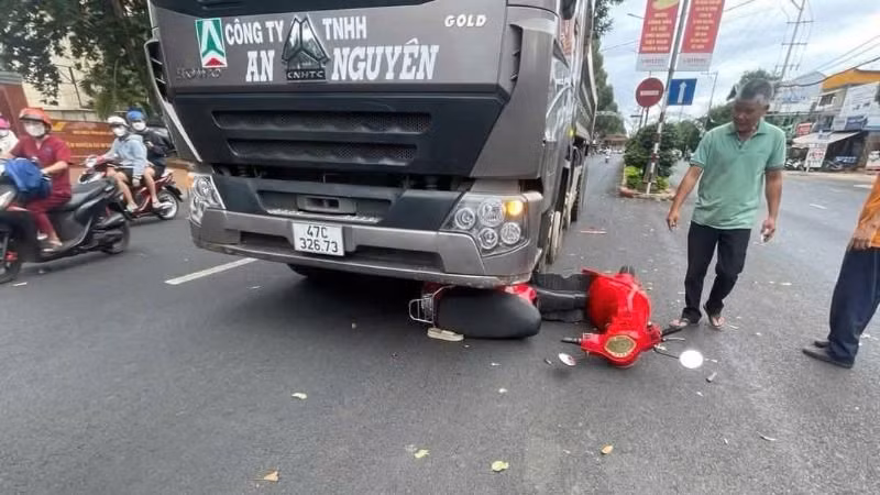 Hiện trường vụ va chạm giữa xe ô tô tải biển kiểm soát 47C-326.73 với xe điện tại thị trấn Quảng Phú, huyện Cư M'gar.
