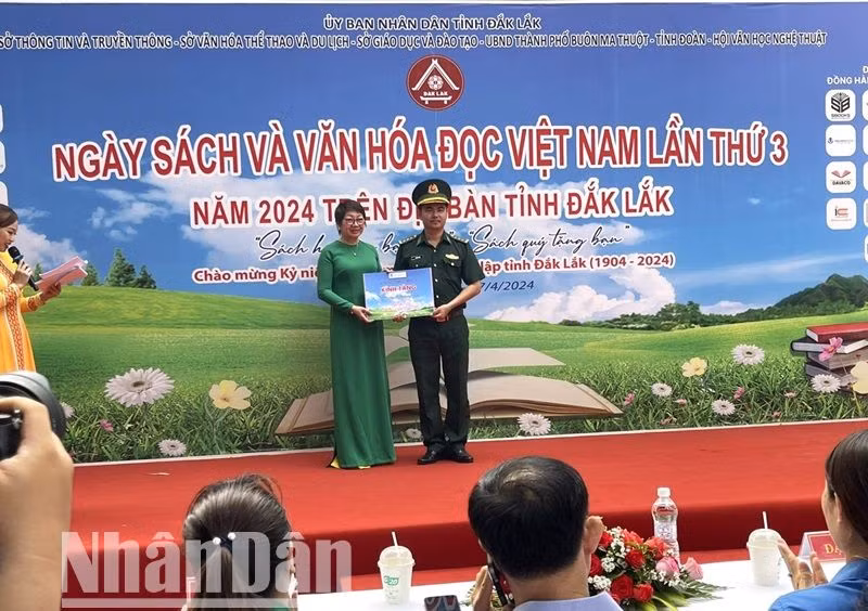 Các nhà xuất bản sách trao tặng sách cho các đồn biên phòng thuộc Bộ đội Biên phòng tỉnh Đắk Lắk. Các nhà xuất bản sách trao tặng sách cho các đồn biên phòng thuộc Bộ đội Biên phòng tỉnh Đắk Lắk.