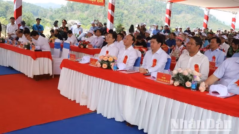 Các đại biểu dự lễ khánh thành Cụm công trình đầu mối hồ chứa nước Krông Pách Thượng giai đoạn 1.