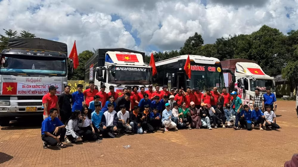 Chiều ngày 12/9, Đoàn thiện nguyện huyện Krông Pắc gồm 20 tình nguyện viên cùng gần 50 tấn hàng nhu yếu phẩm, nước đóng chai, thuốc đau bụng, mì tôm và 400 triệu đồng của các doanh nghiệp và bà con nhân dân các dân tộc huyện Krông Pắc tự nguyện quyên góp đã lên đường đến với nhân dân xã Khánh Yên Hạ, huyện Văn Bàn, tỉnh Lào Cai. Chiều ngày 12/9, Đoàn thiện nguyện huyện Krông Pắc gồm 20 tình nguyện viên cùng gần 50 tấn hàng nhu yếu phẩm, nước đóng chai, thuốc đau bụng, mì tôm và 400 triệu đồng của các doanh nghiệp và bà con nhân dân các dân tộc huyện Krông Pắc tự nguyện quyên góp đã lên đường đến với nhân dân xã Khánh Yên Hạ, huyện Văn Bàn, tỉnh Lào Cai.