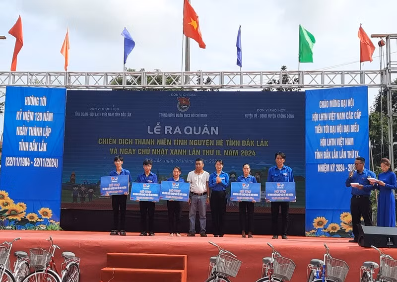 Tỉnh đoàn Đắk Lắk trao tặng 5 mô hình khởi nghiệp bảo vệ môi trường. Tỉnh đoàn Đắk Lắk trao tặng 5 mô hình khởi nghiệp bảo vệ môi trường.