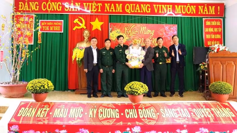 Đồng chí Trương Công Thái, Phó Chủ tịch Ủy ban nhân dân tỉnh Đắk Lắk và Đoàn công tác tặng quà Tết cán bộ, chiến sĩ Đồn Biên phòng Yok M’Bre. Đồng chí Trương Công Thái, Phó Chủ tịch Ủy ban nhân dân tỉnh Đắk Lắk và Đoàn công tác tặng quà Tết cán bộ, chiến sĩ Đồn Biên phòng Yok M’Bre.