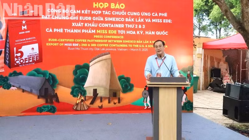 Phó Chủ tịch Ủy ban nhân dân thành phố Buôn Ma Thuột Trần Đức Nhật phát biểu chúc mừng MISS EDE xuất khẩu cà-phê Đắk Lắk sang thị trường Hoa Kỳ khẳng định chất lượng cà-phê Việt Nam nói chung, Đắk Lắk nói riêng trên thị trường thế giới. Phó Chủ tịch Ủy ban nhân dân thành phố Buôn Ma Thuột Trần Đức Nhật phát biểu chúc mừng MISS EDE xuất khẩu cà-phê Đắk Lắk sang thị trường Hoa Kỳ khẳng định chất lượng cà-phê Việt Nam nói chung, Đắk Lắk nói riêng trên thị trường thế giới.