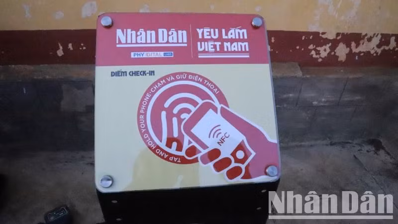 Bảng gắn chip NFC Dự án “Yêu lắm Việt Nam” do Báo Nhân Dân và các đối tác công nghệ triển khai lắp đặt tại các điểm di tích lịch sử, văn hóa và du lịch nổi tiếng trên cả nước.