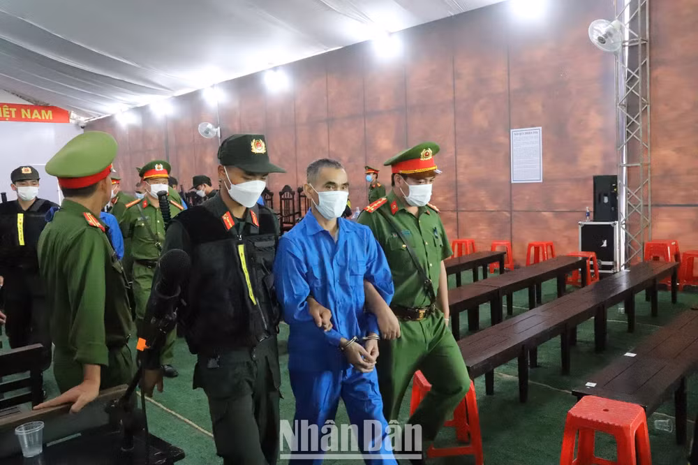 Các bị cáo được dẫn giải vào phiên tòa.