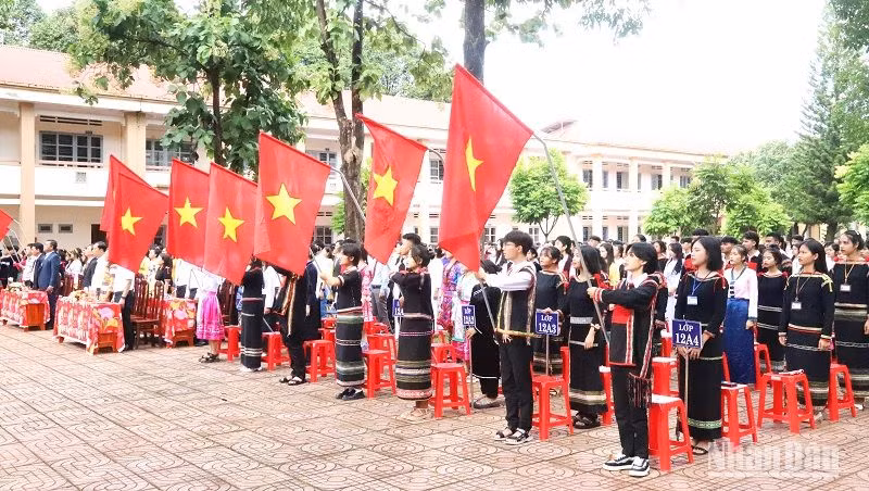 Các em học sinh Trường Trung học phổ thông Dân tộc nội trú N’Trang Lơng trong lễ chào cờ khai giảng năm học mới 2023-2024. Các em học sinh Trường Trung học phổ thông Dân tộc nội trú N’Trang Lơng trong lễ chào cờ khai giảng năm học mới 2023-2024.