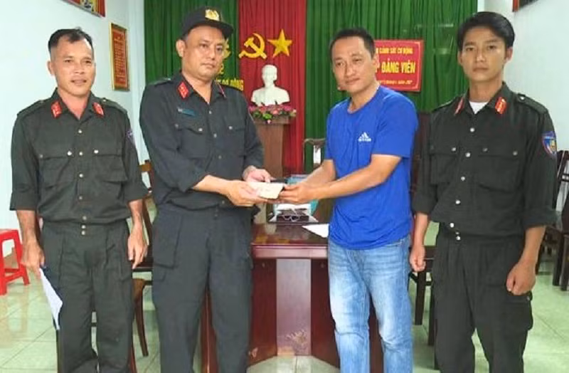 Lãnh đạo Phòng Cảnh sát cơ động, Công an tỉnh Đắk Lắk trao trả lại số tài sản cho anh Phạm Văn Nam đánh rơi. (Ảnh: Công an cung cấp)