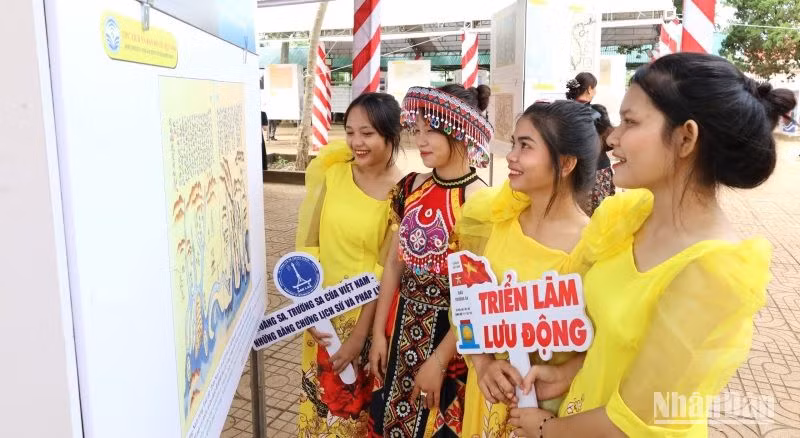 Các em học sinh người dân tộc thiểu số tham quan triển lãm.