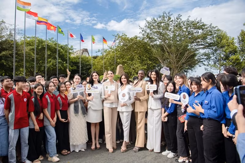 Các người đẹp Á hậu 5 Hoa hậu Hòa bình quốc tế 2023 cùng các bạn trẻ chào mừng sự kiện kỷ niệm 5 năm mở cửa Bảo tàng Thế giới Cà-phê và 20 năm G7 chinh phục toàn cầu.