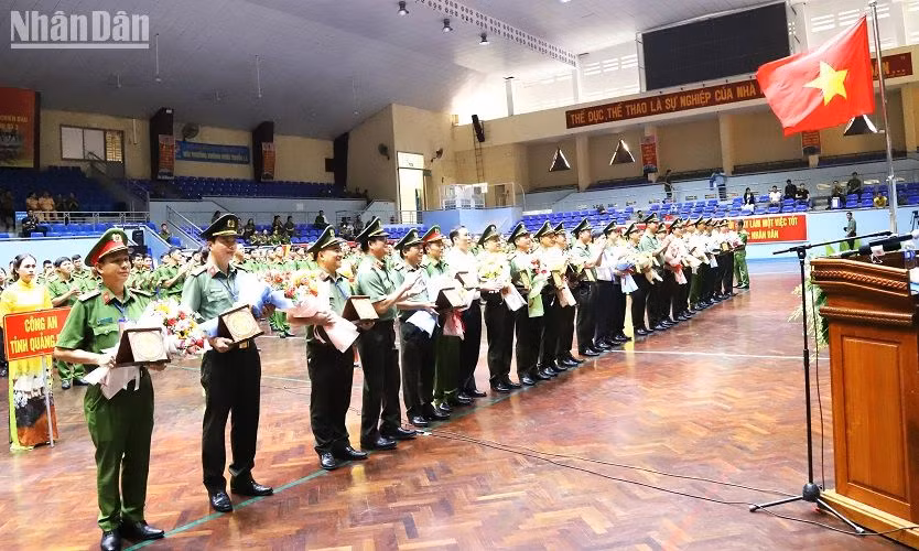 Ban Tổ chức hội thi tặng hoa và quà lưu niệm cho các đơn vị dự thi. Ban Tổ chức hội thi tặng hoa và quà lưu niệm cho các đơn vị dự thi.