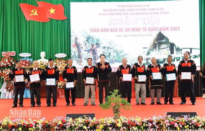 Trung tướng Lê Quốc Hùng, Thứ trưởng Bộ Công an tặng quà cho các già làng, người có uy tín trên địa bàn xã Ea Tul.