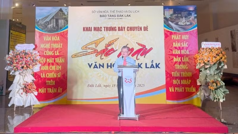 Giám đốc Bảo tàng Đắk Lắk phát biểu khai mạc trưng bày chuyên đề. Giám đốc Bảo tàng Đắk Lắk phát biểu khai mạc trưng bày chuyên đề.