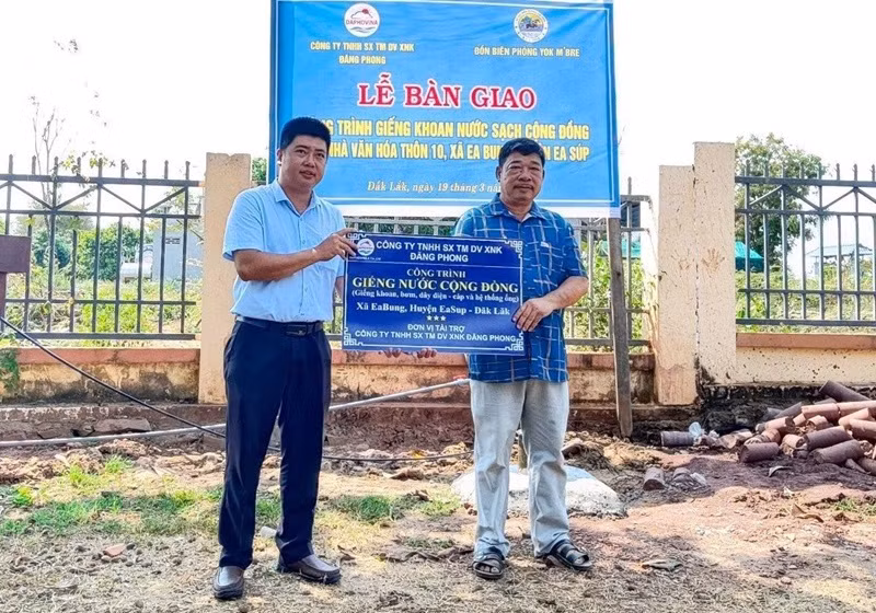 Đại diện đơn vị hỗ trợ bàn giao giếng khoan nước sạch cho Ban tự quản thôn 10, xã Ea Bung.
