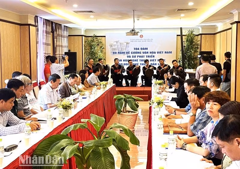 Diễn tấu cồng chiêng chào mừng buổi tọa đàm.