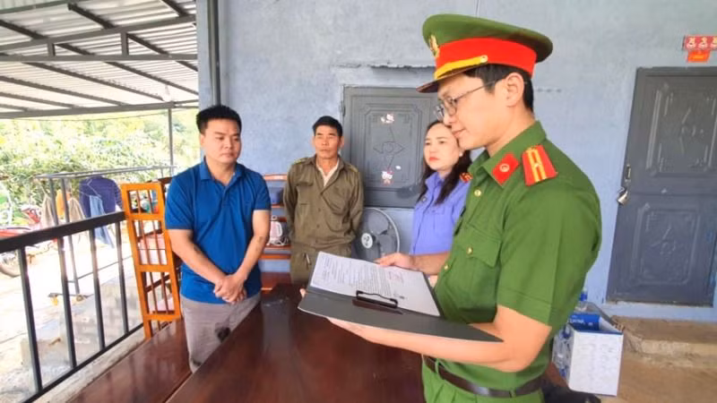 Cơ quan Công an đọc lệnh bắt đối tượng Nguyễn Anh Tuấn. (Ảnh: Sỹ Đức)