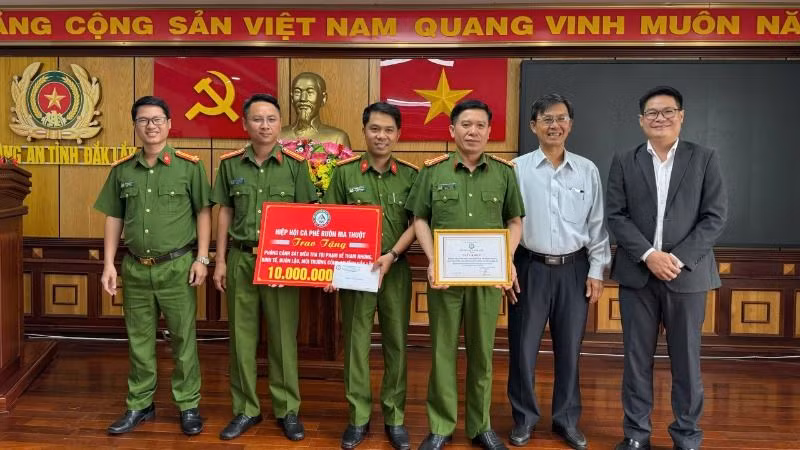 Ông Trịnh Đức Minh (người đứng thứ 2 từ phải sang), Chủ tịch Hiệp hội Cà-phê Buôn Ma Thuột trao tặng giấy khen và số tiền 10 triệu đồng cho Phòng Cảnh sát điều tra tội phạm về tham nhũng, kinh tế, buôn lậu, môi trường, Công an tỉnh Đắk Lắk. Ông Trịnh Đức Minh (người đứng thứ 2 từ phải sang), Chủ tịch Hiệp hội Cà-phê Buôn Ma Thuột trao tặng giấy khen và số tiền 10 triệu đồng cho Phòng Cảnh sát điều tra tội phạm về tham nhũng, kinh tế, buôn lậu, môi trường, Công an tỉnh Đắk Lắk.