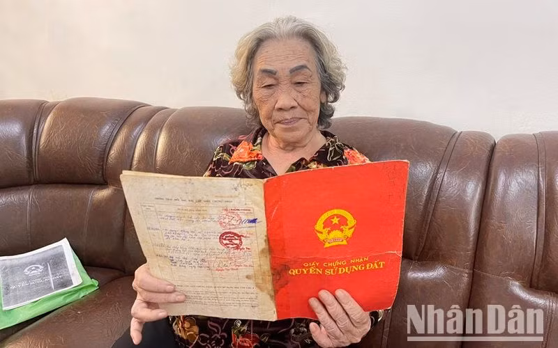 Bà Phạm Thị Cúc đang giữ Giấy chứng nhận quyền sử dụng thửa đất số 79, tờ bản đồ số 24 đã được Ủy ban nhân dân thành phố Buôn Ma Thuột cấp Giấy chứng nhận số D 1477794 ngày 14/11/1994, bà yêu cầu chính quyền địa phương chỉ đất ngoài thực địa nhưng không chỉ được. 