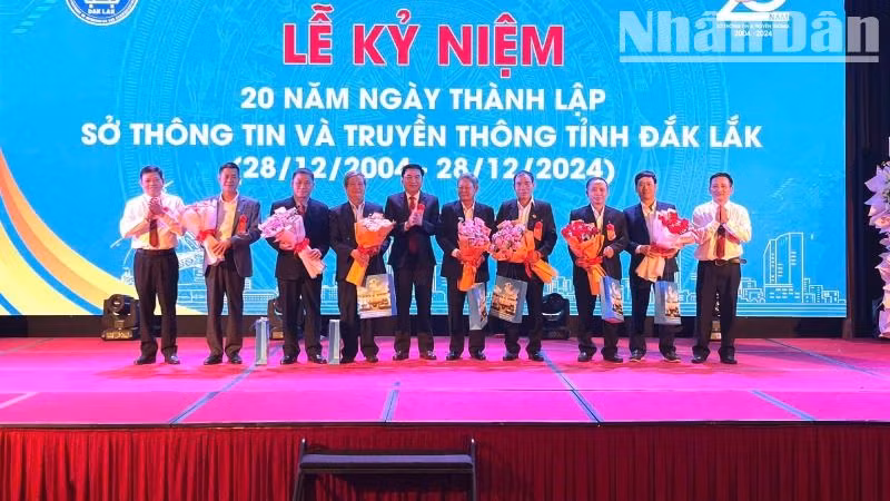 Lãnh đạo Sở Thông tin và Truyền thông tỉnh Đắk Lắk tặng hoa và quà cho cho nguyên lãnh đạo Sở Thông tin và Truyền thông.