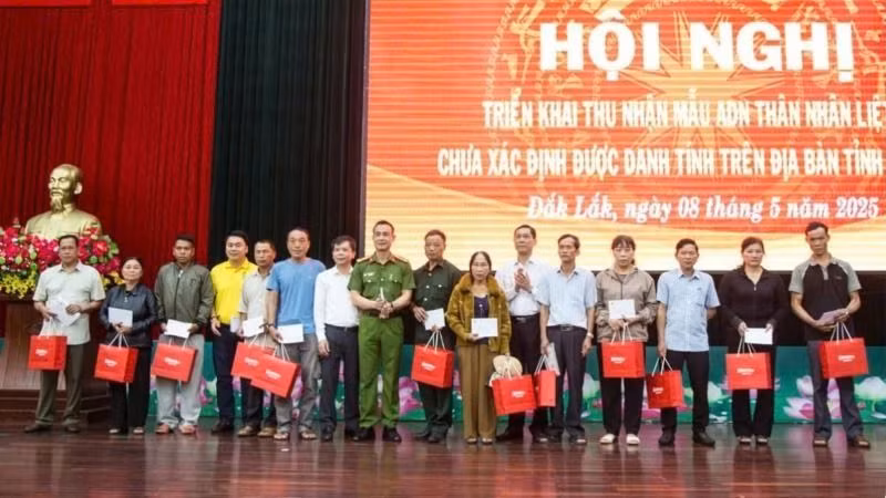 Lãnh đạo Công an tỉnh Đắk Lắk và các sở, ngành tặng quà cho các mẹ liệt sĩ và thân nhân các gia đình liệt sĩ. Lãnh đạo Công an tỉnh Đắk Lắk và các sở, ngành tặng quà cho các mẹ liệt sĩ và thân nhân các gia đình liệt sĩ.