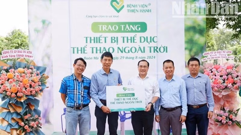 Ông Trần Minh Đẩu, Chủ tịch Hội đồng Thành viên Công ty trách nhiệm hữu hạn Bệnh viện đa khoa Thiện Hạnh trao tặng tượng trưng thiết bị cho lãnh đạo Ủy ban nhân dân thành phố Buôn Ma Thuột.