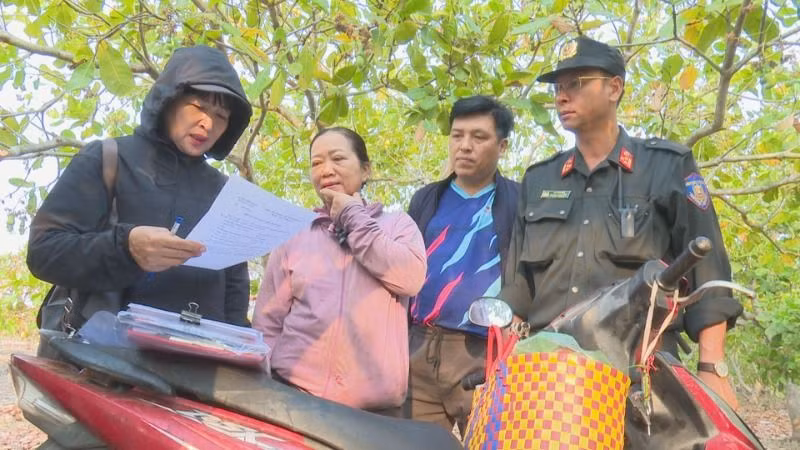 Lực lượng Công an tỉnh Đắk Lắk phối hợp Ủy ban nhân dân huyện Ea Súp vận động người dân tự nguyện trả đất lấn chiếm ở Tiểu khu 293, xã Cư M'lan.