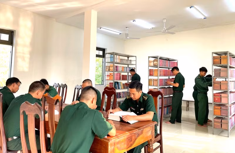 Cán bộ, chiến sĩ Đồn Biên phòng Bo Heng hưởng ứng Ngày Sách và Văn hóa đọc Việt Nam.