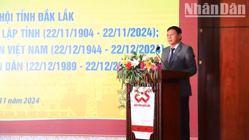 Phó Chủ tịch Thường trực Ủy ban nhân dân tỉnh Đắk Lắk Nguyễn Tuấn Hà phát biểu khai mạc triển lãm. Phó Chủ tịch Thường trực Ủy ban nhân dân tỉnh Đắk Lắk Nguyễn Tuấn Hà phát biểu khai mạc triển lãm.