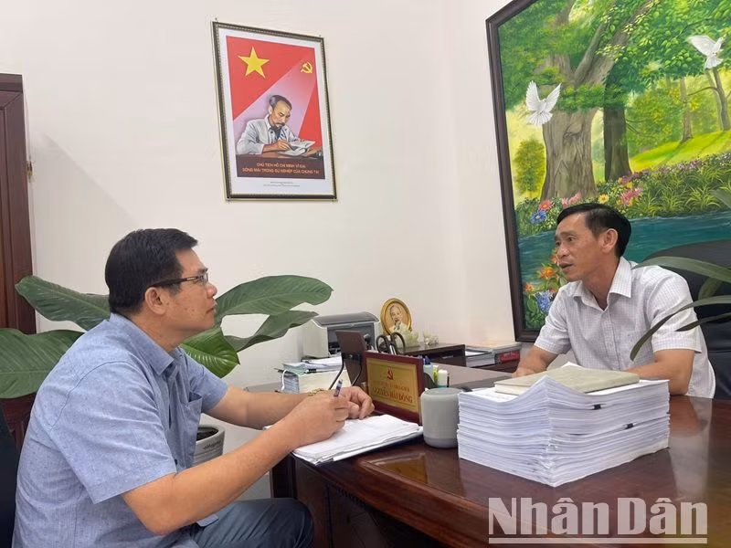 Bí thư Huyện ủy Krông Búk Nguyễn Hải Đông trao đổi với phóng viên Báo Nhân Dân về những thực trạng và giải pháp xử lý vụ việc xây dựng Hội trường thôn Kty 5, xã Chứ Kbô trên đất rừng và chắn ngang trước lô đất của người dân. 