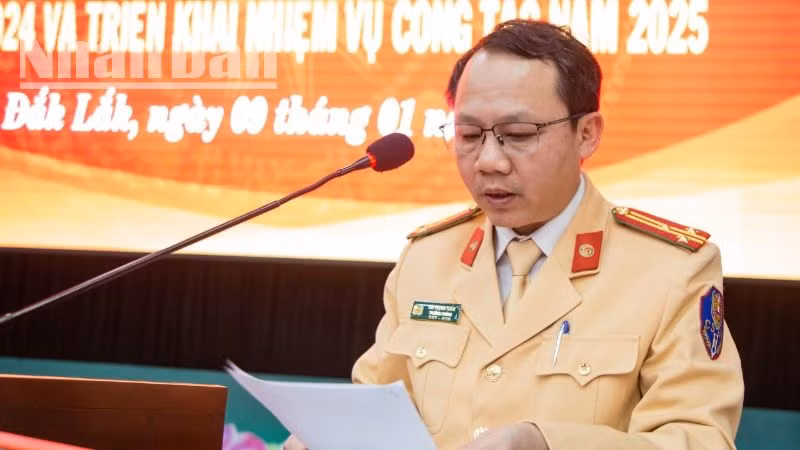 Thượng tá Bùi Trọng Tuấn, Trưởng Phòng Cảnh sát giao thông, Công an tỉnh Đắk Lắk báo cáo tại hội nghị. Thượng tá Bùi Trọng Tuấn, Trưởng Phòng Cảnh sát giao thông, Công an tỉnh Đắk Lắk báo cáo tại hội nghị.
