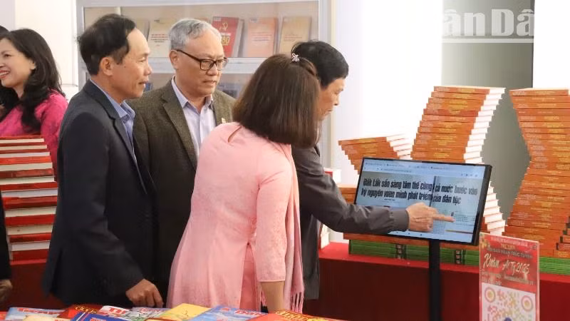 Các đại biểu xem trưng bày báo Xuân trực tuyến. Các đại biểu xem trưng bày báo Xuân trực tuyến.